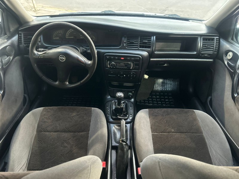 VECTRA 2.0 MPFI EXPRESSION 8V GASOLINA 4P MANUAL - 2002 - TRêS COROAS