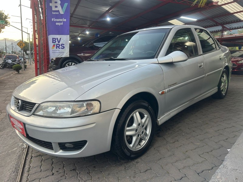 VECTRA 2.0 MPFI EXPRESSION 8V GASOLINA 4P MANUAL - 2002 - TRêS COROAS