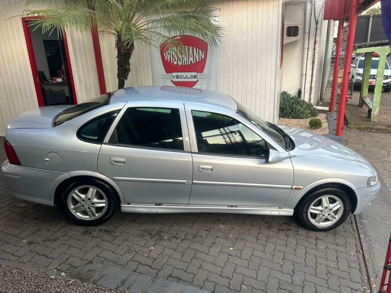 VECTRA 2.0 MPFI EXPRESSION 8V GASOLINA 4P MANUAL - 2002 - TRêS COROAS