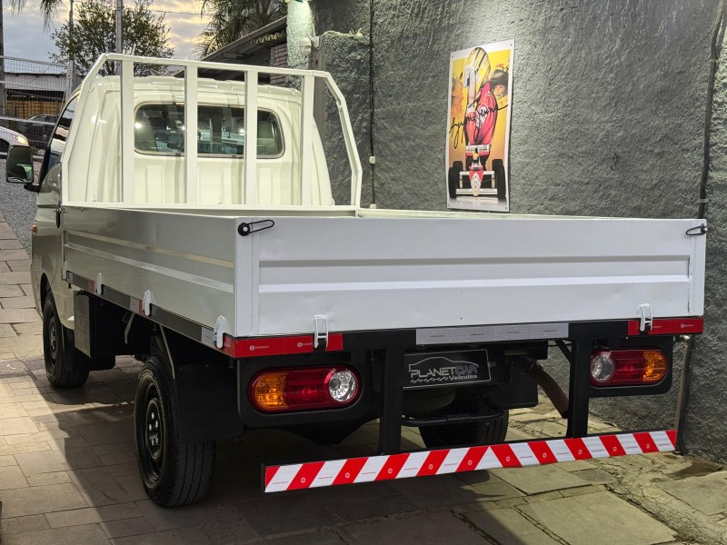 HR 2.5 LONGO COM CAÇAMBA 4X2 16V 130CV TURBO INTERCOOLER DIESEL 2P MANUAL - 2014 - FARROUPILHA