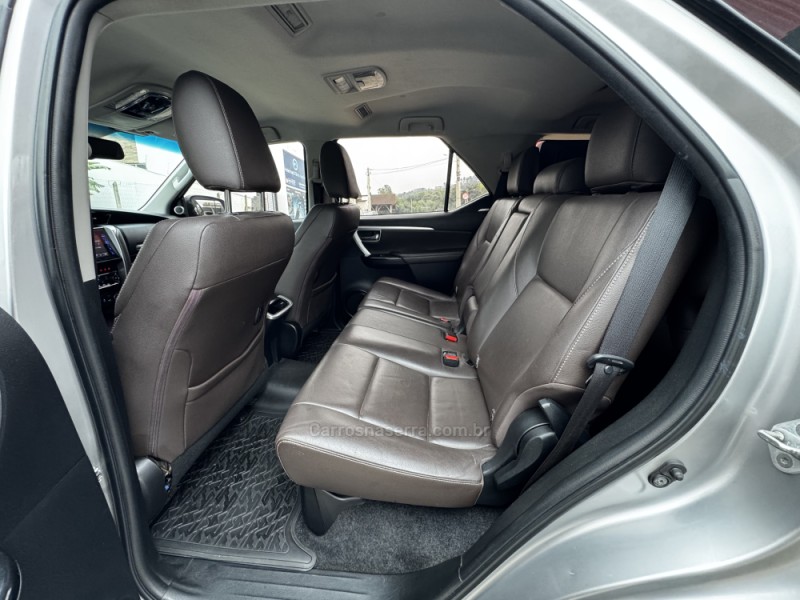 HILUX SW4 2.8 SRX 4X4 7 LUGARES 16V TURBO INTERCOOLER DIESEL 4P AUTOMÁTICO - 2016 - FELIZ