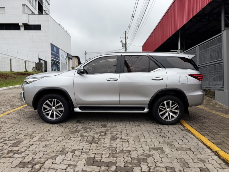 HILUX SW4 2.8 SRX 4X4 7 LUGARES 16V TURBO INTERCOOLER DIESEL 4P AUTOMÁTICO - 2016 - FELIZ