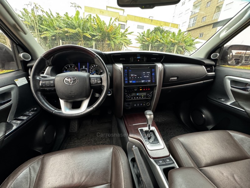 HILUX SW4 2.8 SRX 4X4 7 LUGARES 16V TURBO INTERCOOLER DIESEL 4P AUTOMÁTICO - 2016 - FELIZ