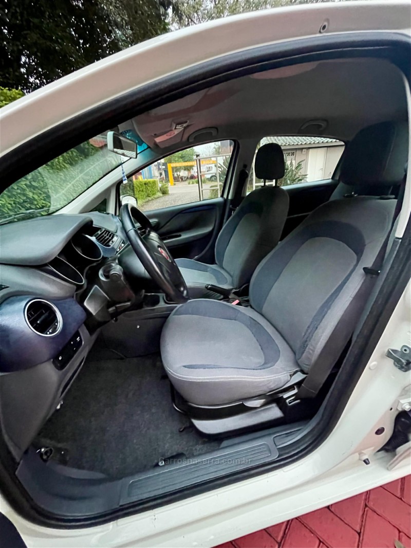 PUNTO 1.4 ATTRACTIVE 8V FLEX 4P MANUAL - 2014 - ROLANTE