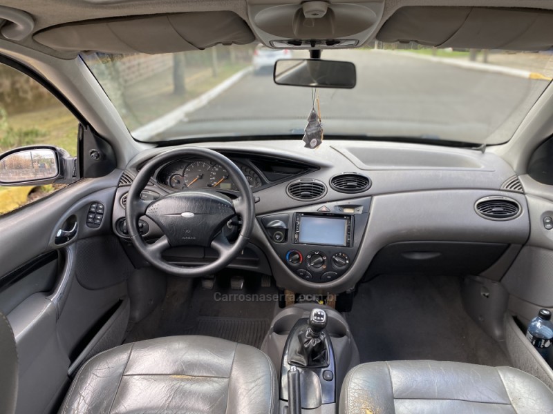 FOCUS 2.0 GHIA 16V GASOLINA 4P MANUAL - 2001 - FARROUPILHA