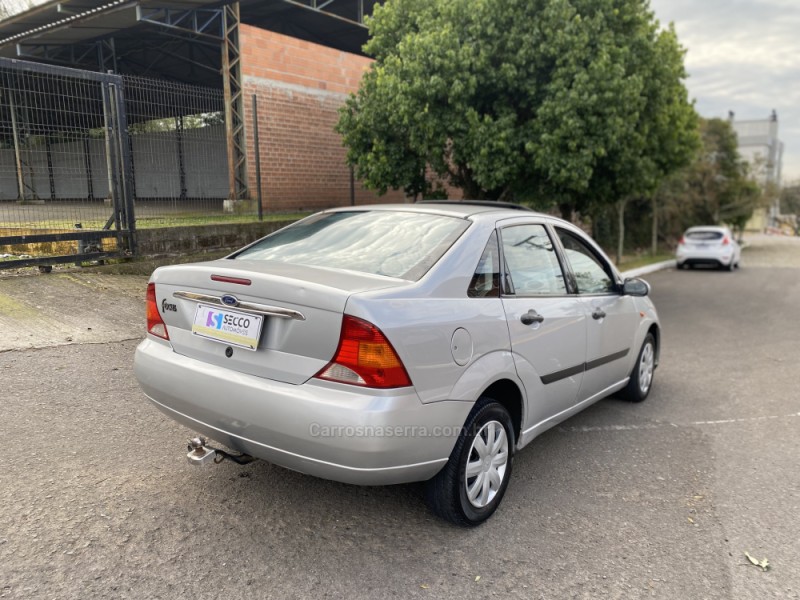 FOCUS 2.0 GHIA 16V GASOLINA 4P MANUAL - 2001 - FARROUPILHA