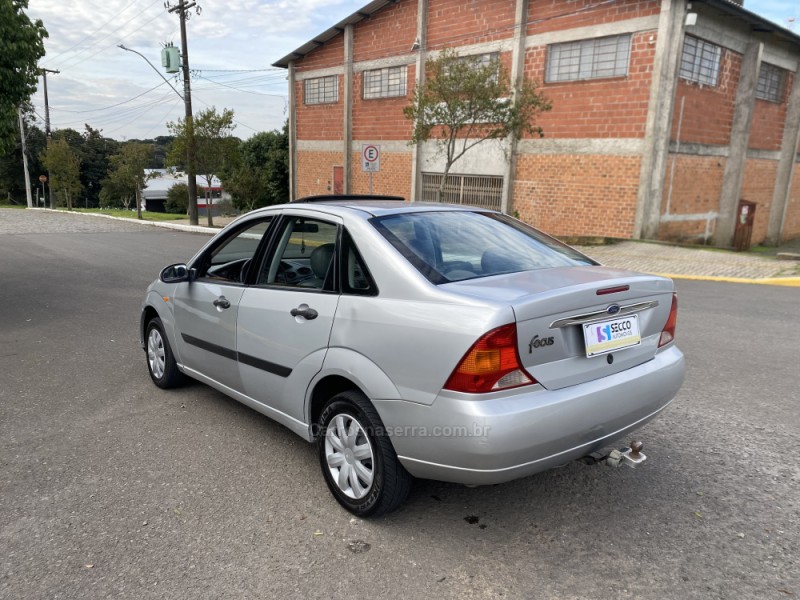 FOCUS 2.0 GHIA 16V GASOLINA 4P MANUAL - 2001 - FARROUPILHA