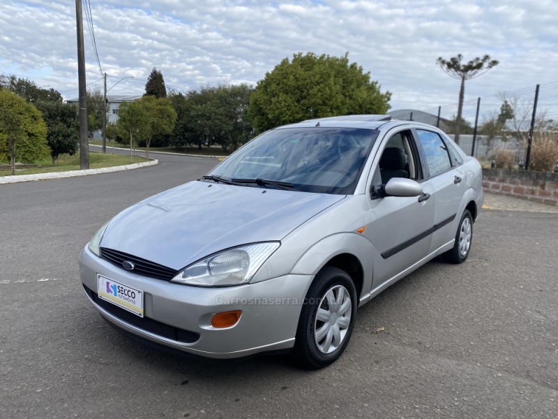 FOCUS 2.0 GHIA 16V GASOLINA 4P MANUAL - 2001 - FARROUPILHA