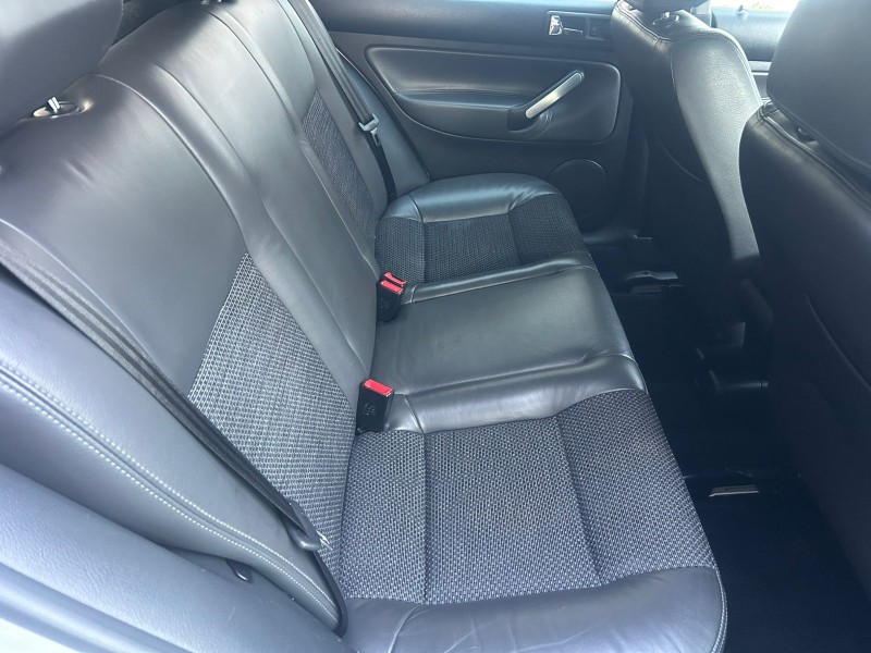 GOLF 1.6 MI SPORTLINE 8V FLEX 4P MANUAL - 2011 - TRêS COROAS