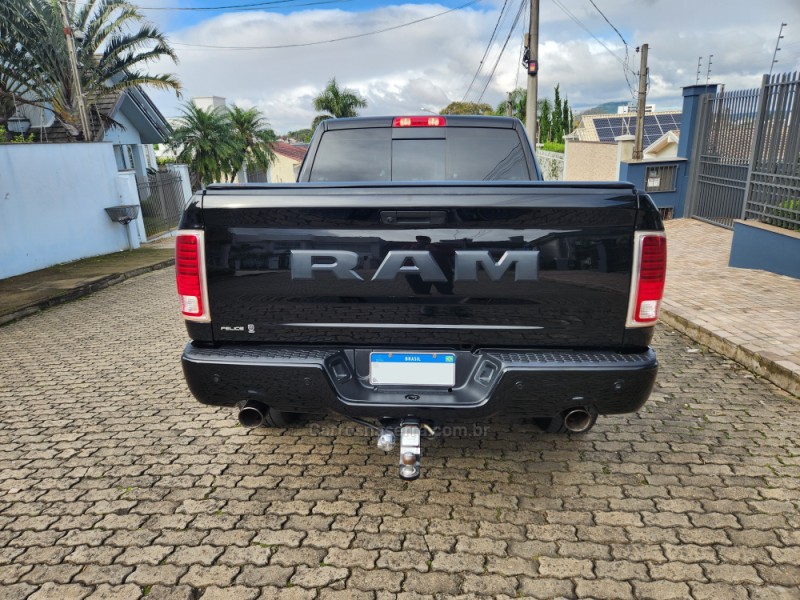 CLASSIC 5.7 V8 GASOLINA LARAMIE NIGHT EDITION CD 4X4 AUTOMÁTICO - 2022 - MONTENEGRO