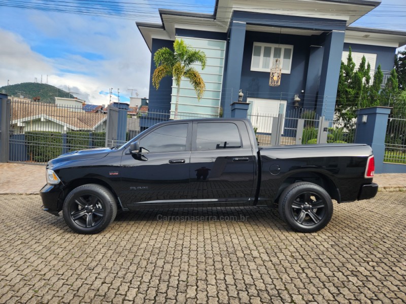 CLASSIC 5.7 V8 GASOLINA LARAMIE NIGHT EDITION CD 4X4 AUTOMÁTICO - 2022 - MONTENEGRO