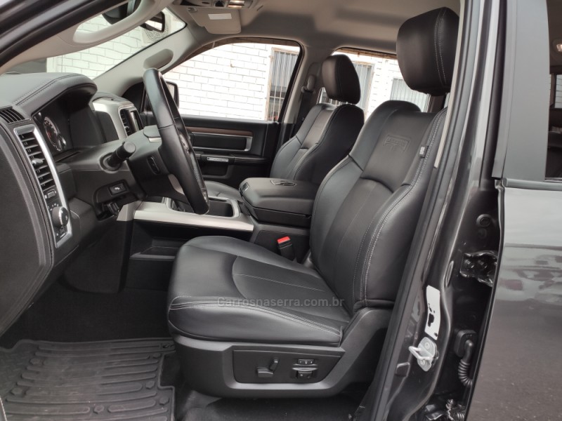 CLASSIC 5.7 LARAMIE V8 HEMI 4P GASOLINA AUTOMÁTICA - 2023 - VENâNCIO AIRES