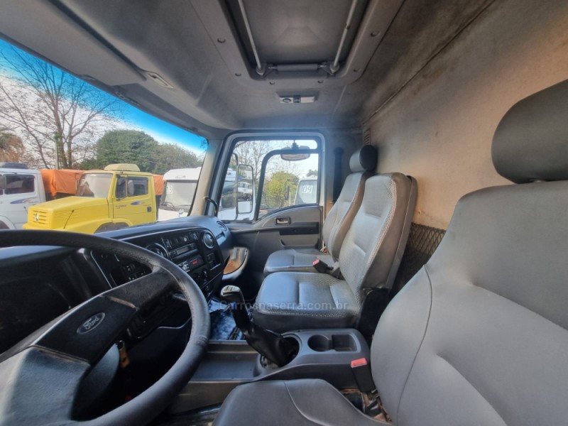 CARGO 2628 E 6X4 T 3 EIXOS - 2012 - PORTãO