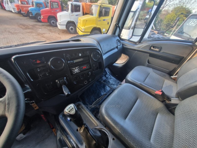 CARGO 2628 E 6X4 T 3 EIXOS - 2012 - PORTãO