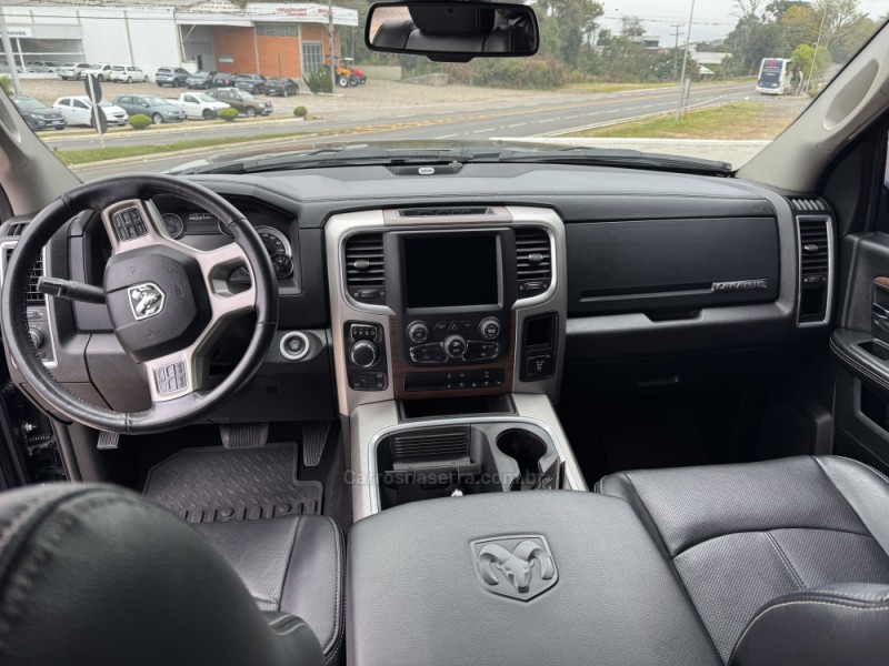RAM 5.7 1500 LARAMIE 4X4 CD V8 GASOLINA 4P AUTOMÁTICO - 2022 - VERANóPOLIS