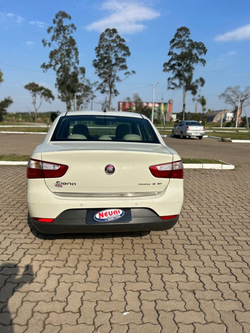 GRAND SIENA 1.6 MPI ESSENCE 16V FLEX 4P MANUAL - 2015 - LAJEADO