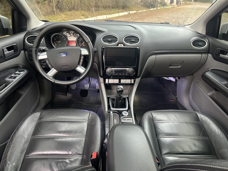 FOCUS 2.0 GHIA 16V FLEX 4P MANUAL - 2009 - NOVA PRATA