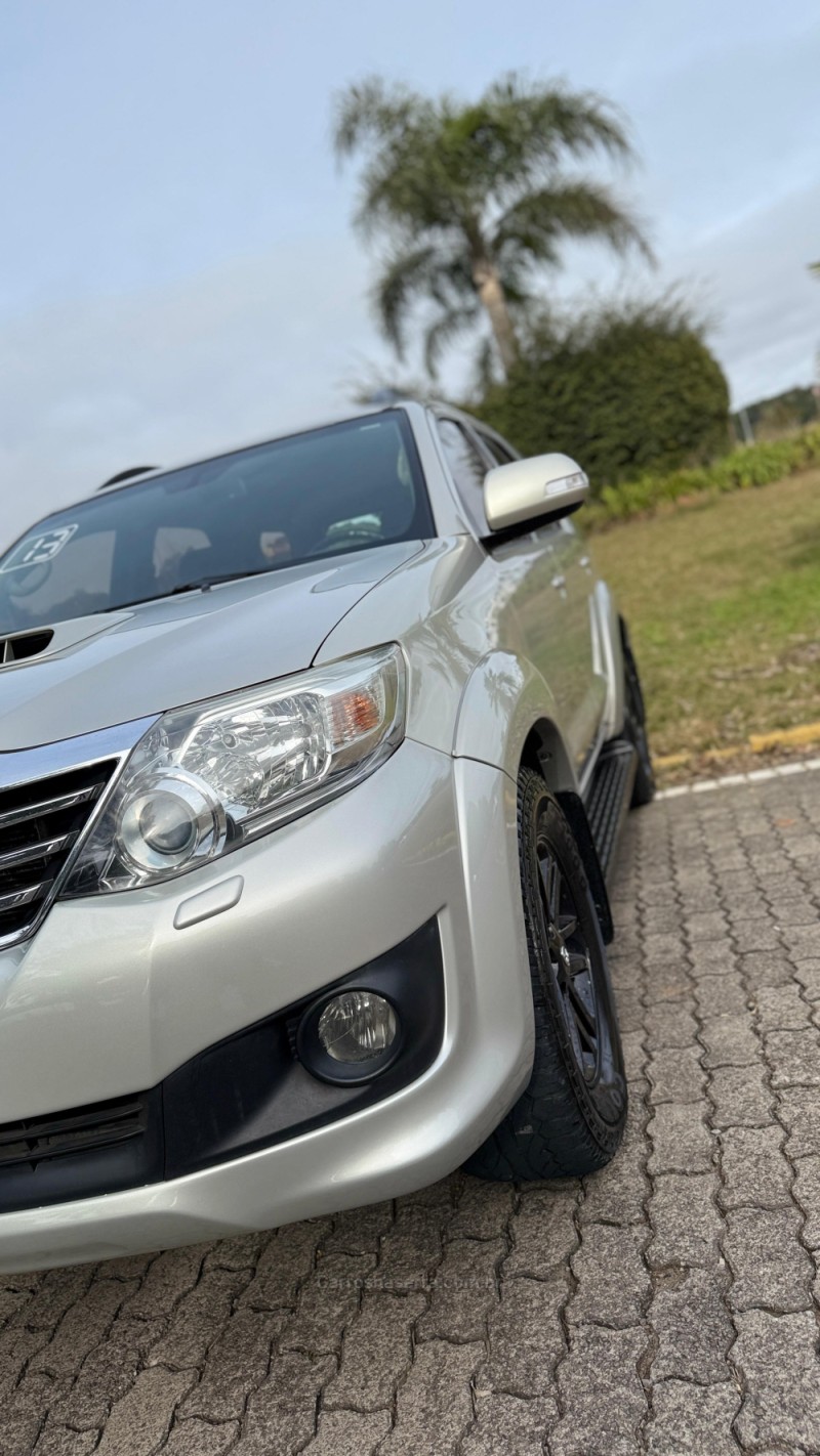 HILUX SW4 3.0 SRV 4X4 7 LUGARES 16V TURBO INTERCOOLER DIESEL 4P AUTOMÁTICO - 2013 - CAXIAS DO SUL