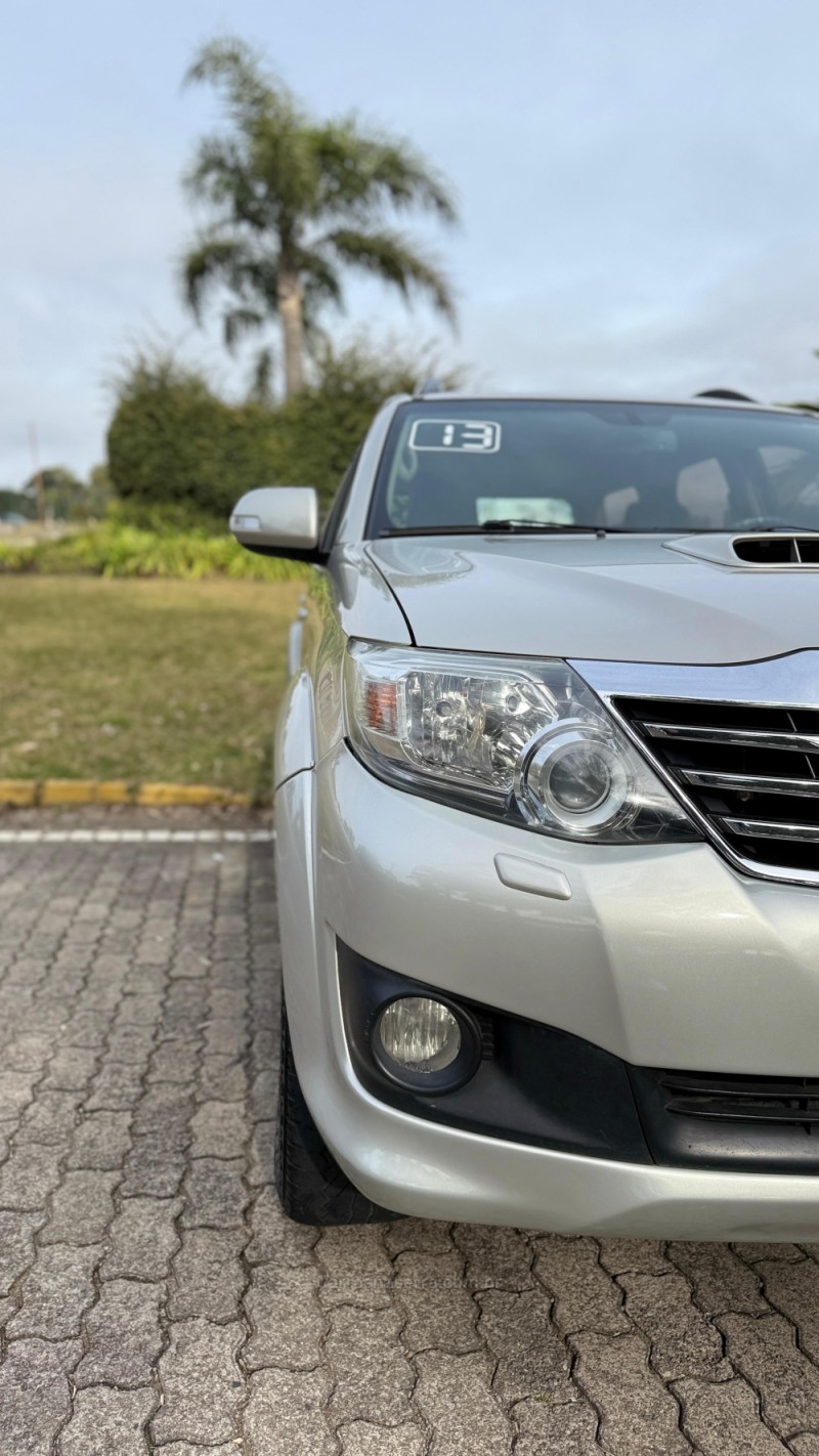 HILUX SW4 3.0 SRV 4X4 7 LUGARES 16V TURBO INTERCOOLER DIESEL 4P AUTOMÁTICO - 2013 - CAXIAS DO SUL