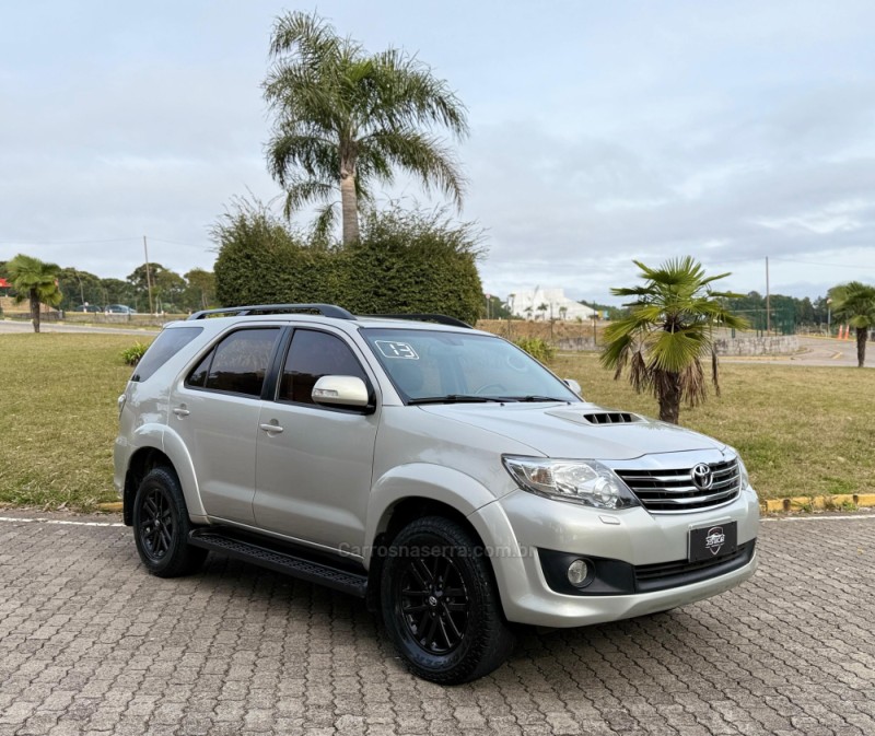 HILUX SW4 3.0 SRV 4X4 7 LUGARES 16V TURBO INTERCOOLER DIESEL 4P AUTOMÁTICO - 2013 - CAXIAS DO SUL