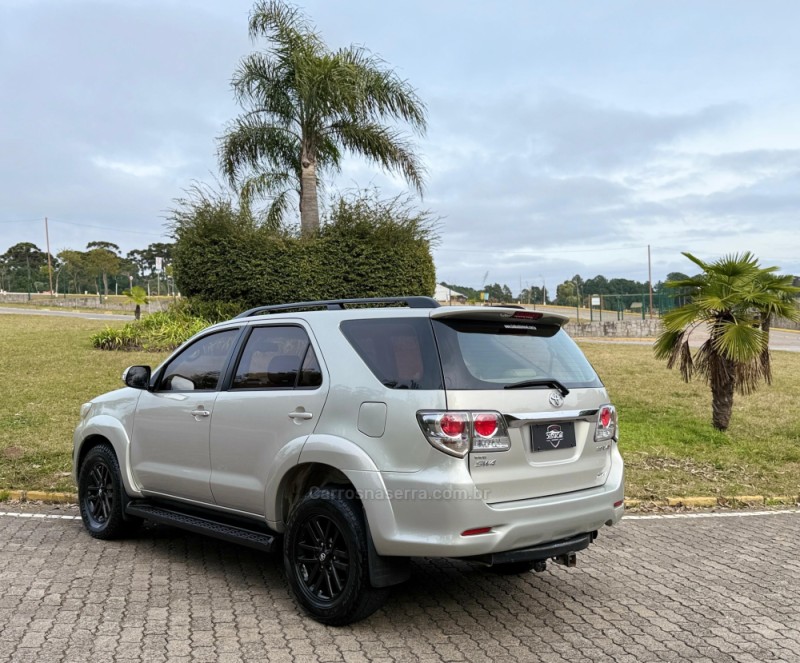 HILUX SW4 3.0 SRV 4X4 7 LUGARES 16V TURBO INTERCOOLER DIESEL 4P AUTOMÁTICO - 2013 - CAXIAS DO SUL