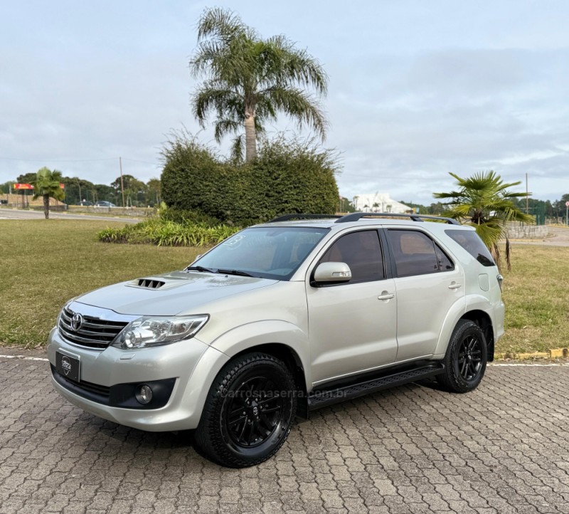 HILUX SW4 3.0 SRV 4X4 7 LUGARES 16V TURBO INTERCOOLER DIESEL 4P AUTOMÁTICO - 2013 - CAXIAS DO SUL