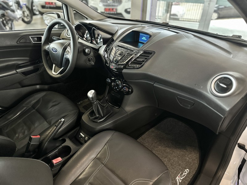 FIESTA 1.6 TITANIUM HATCH 16V FLEX 4P MANUAL - 2014 - CAXIAS DO SUL