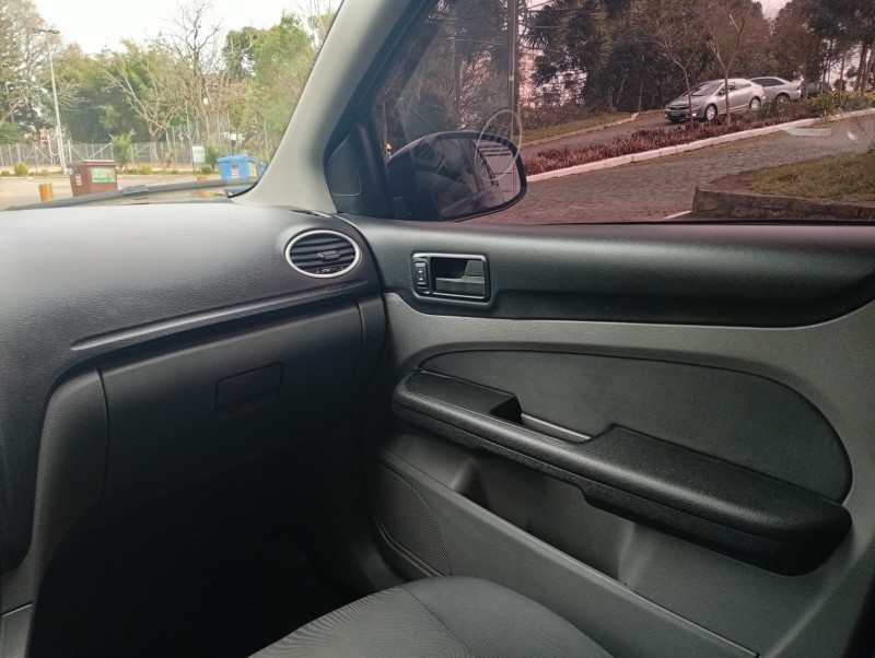 FOCUS 1.6 GLX 16V FLEX 4P MANUAL - 2012 - FARROUPILHA