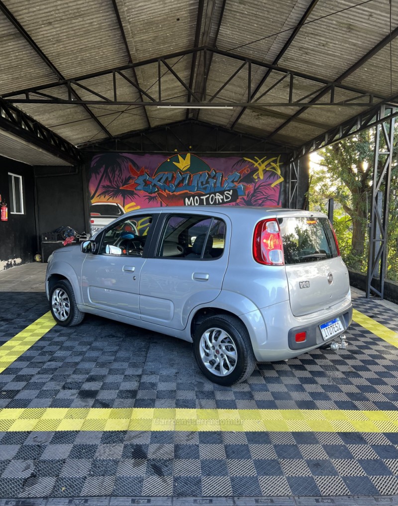 UNO 1.0 VIVACE 8V FLEX 4P MANUAL - 2013 - PAROBé