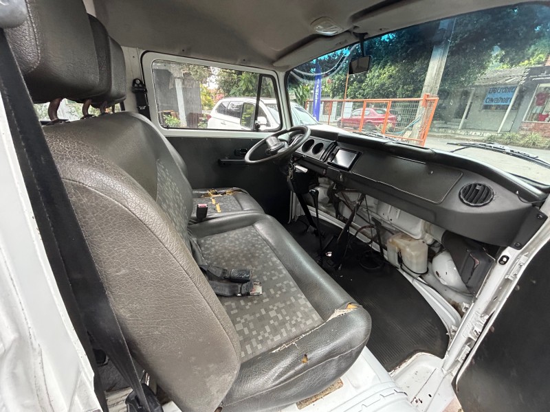 KOMBI 1.6 MI STD ESCOLAR 8V GASOLINA 3P MANUAL - 2004 - TRêS COROAS