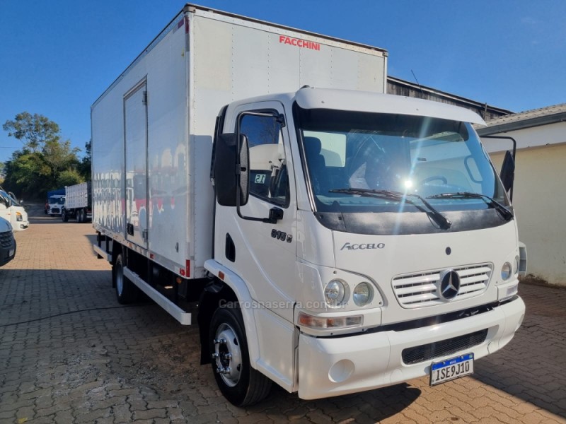 ACCELO 915 C - 2011 - PORTãO