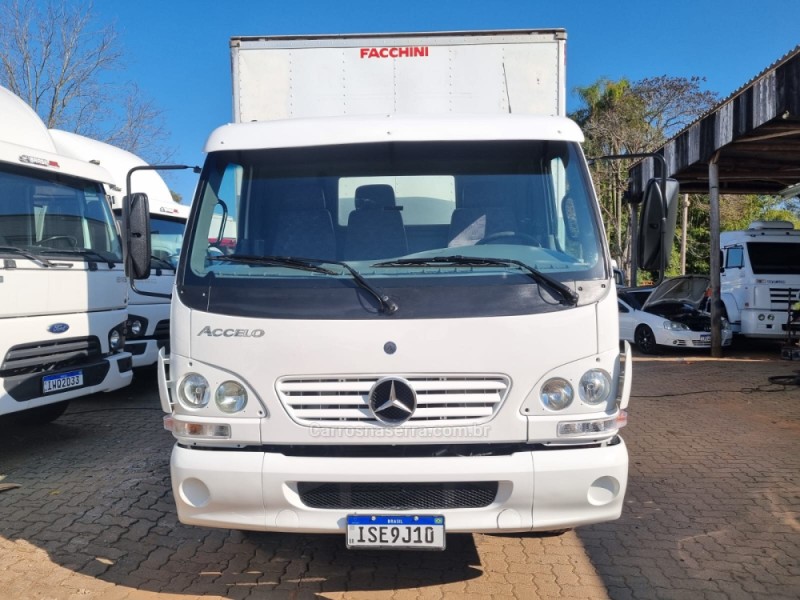 ACCELO 915 C - 2011 - PORTãO
