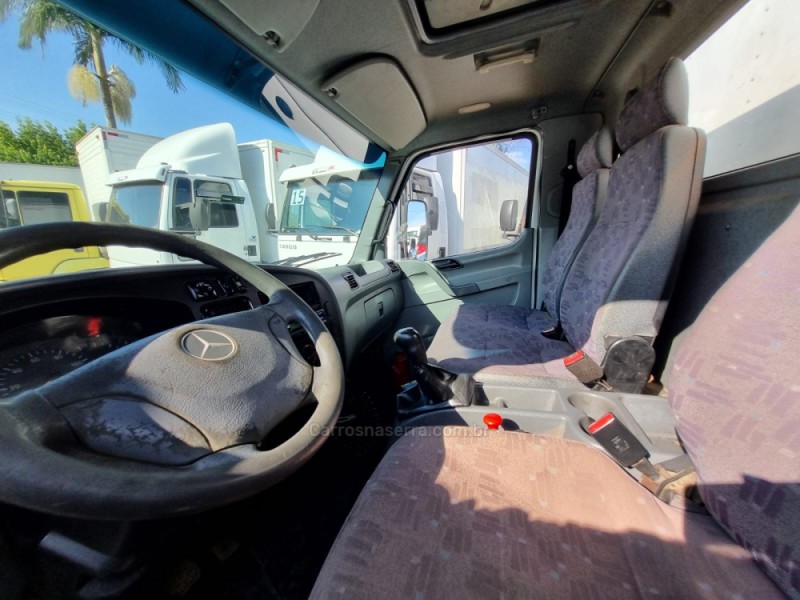 ACCELO 915 C - 2011 - PORTãO