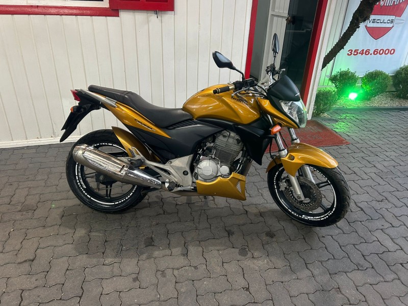 CB 300R ABS - 2011 - TRêS COROAS