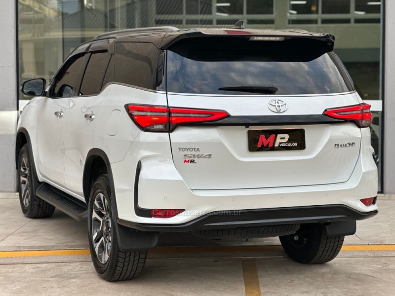 HILUX SW4 2.8 SRX 4X4 DIAMOND 16V TURBO DIESEL 4P 7 LUGARES AUTOMÁTICO - 2024 - TUPANDI
