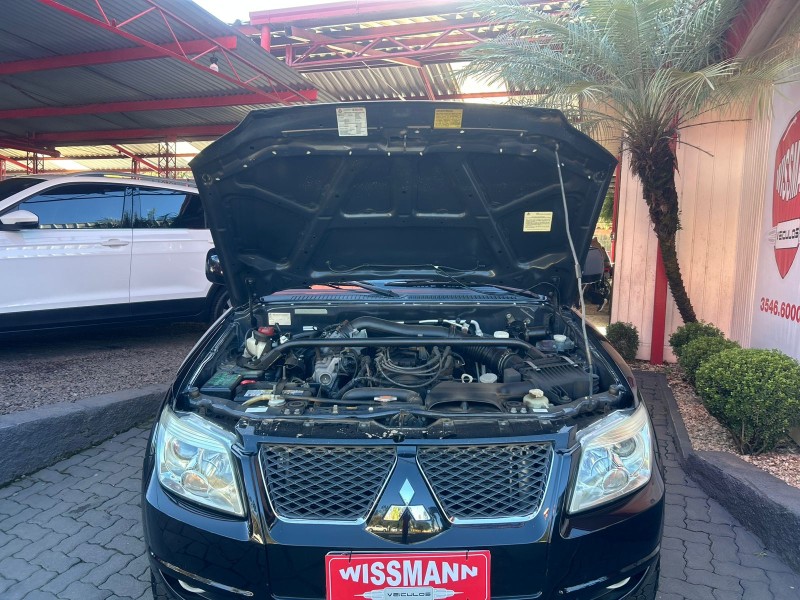 PAJERO TR4 2.0 4X4 16V 140CV FLEX 4P MANUAL - 2011 - TRêS COROAS