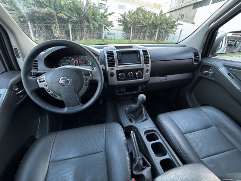 FRONTIER 2.5 SV ATTACK 4X4 CD TURBO ELETRONIC DIESEL 4P MANUAL - 2016 - FELIZ
