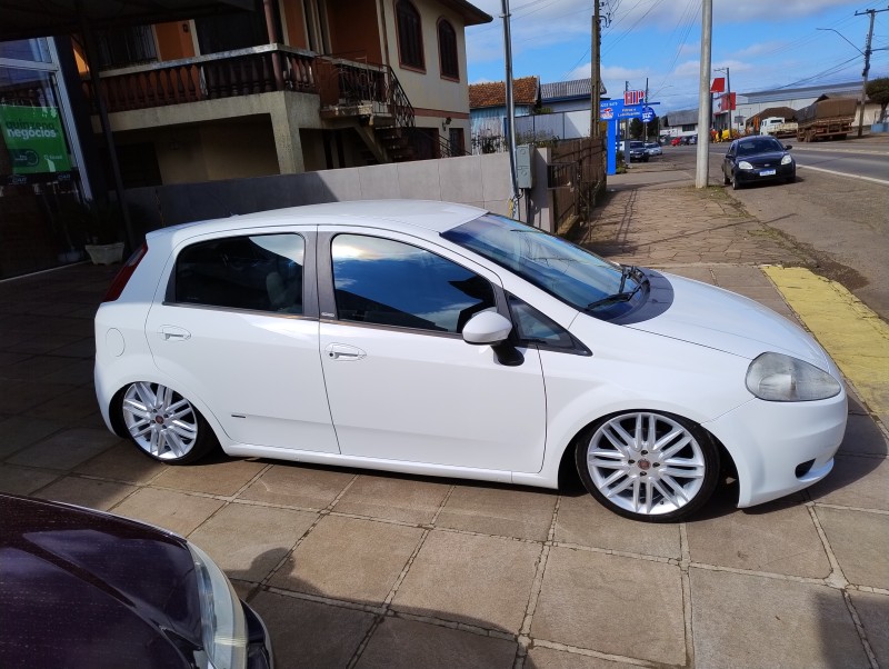 PUNTO 1.6 ESSENCE 16V FLEX 4P MANUAL - 2011 - VACARIA