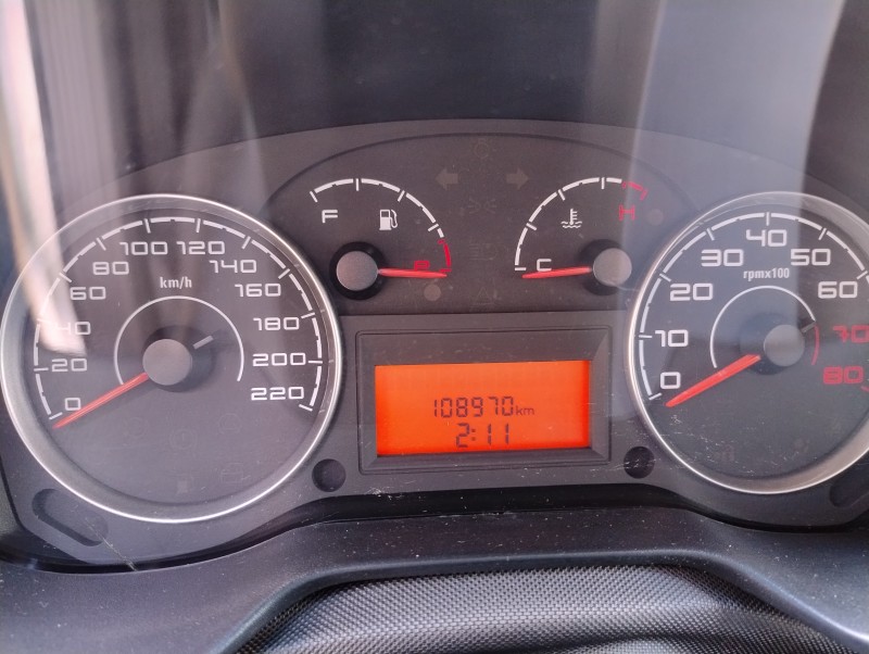 PUNTO 1.6 ESSENCE 16V FLEX 4P MANUAL - 2011 - VACARIA