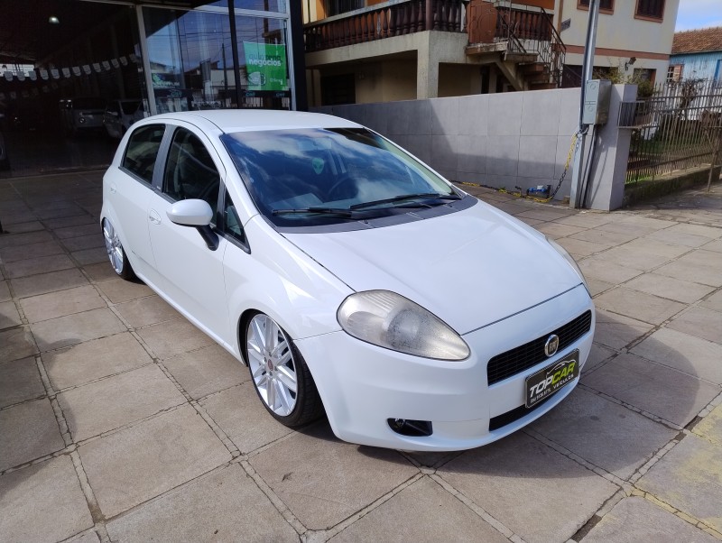 PUNTO 1.6 ESSENCE 16V FLEX 4P MANUAL - 2011 - VACARIA