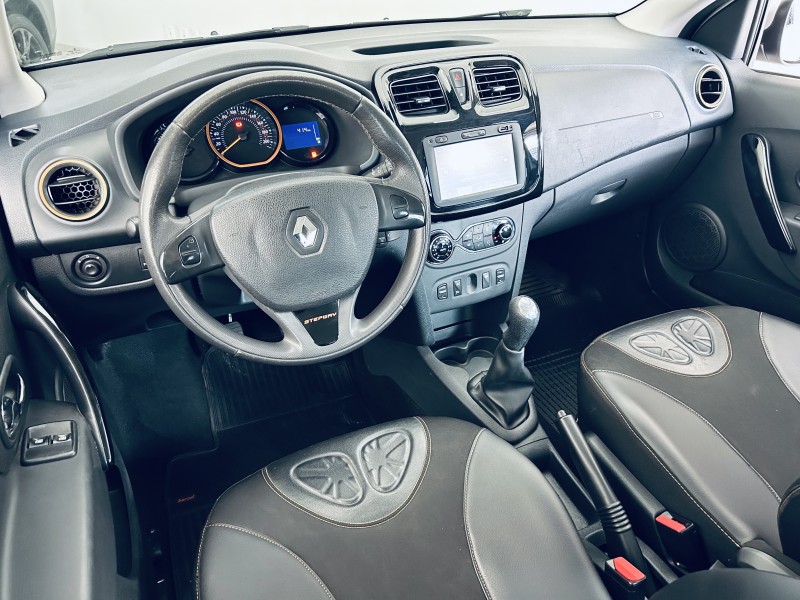 SANDERO 1.6 STEPWAY 8V FLEX 4P MANUAL - 2015 - CAXIAS DO SUL