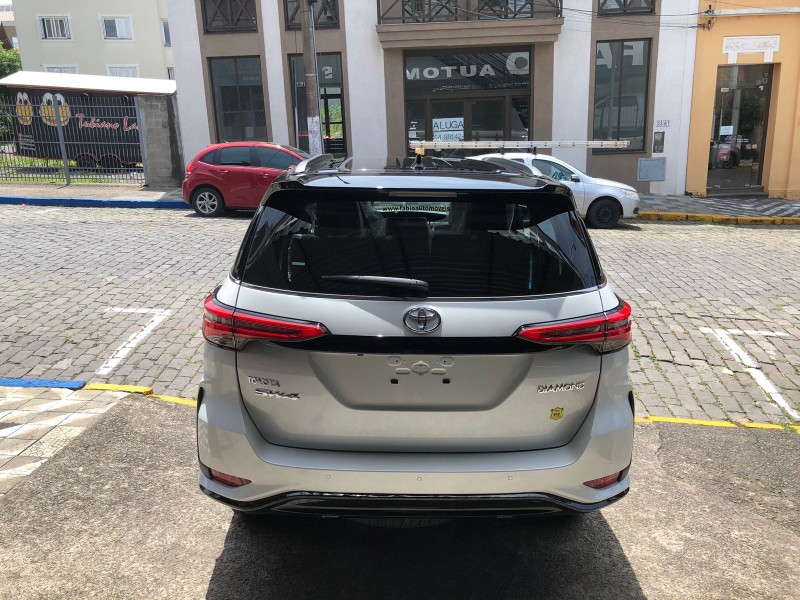 HILUX SW4 2.8 SRX 4X4 DIAMOND 16V TURBO DIESEL 4P 7 LUGARES AUTOMÁTICO - 2025 - GARIBALDI