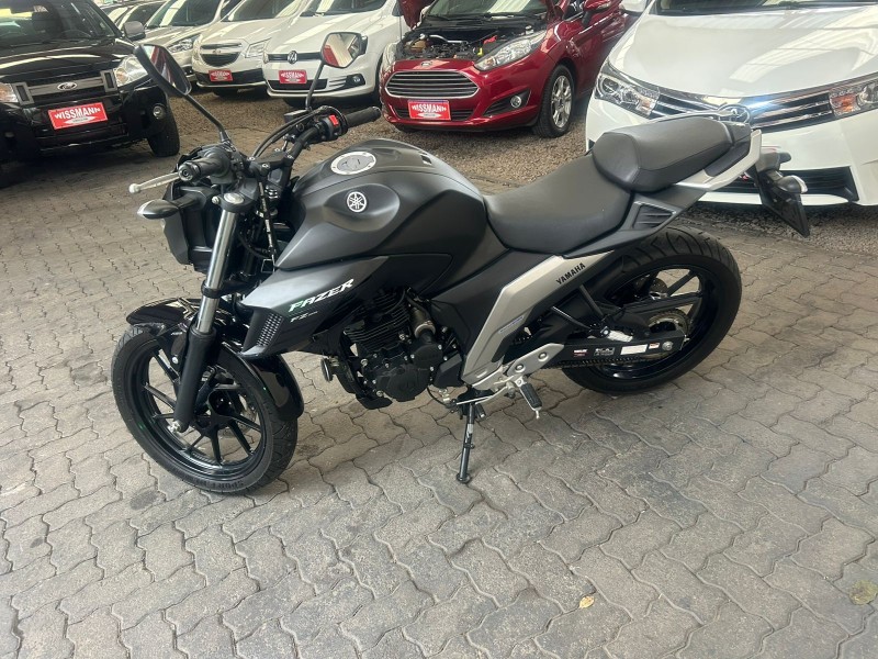 FAZER FZ25 - 2023 - TRêS COROAS