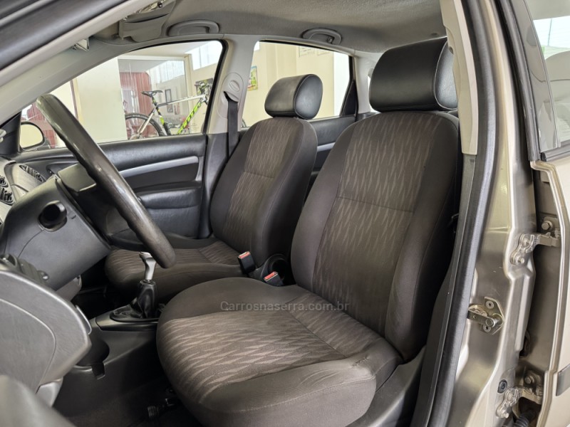 FOCUS 1.6 GLX SEDAN 8V GASOLINA 4P MANUAL - 2005 - FLORES DA CUNHA