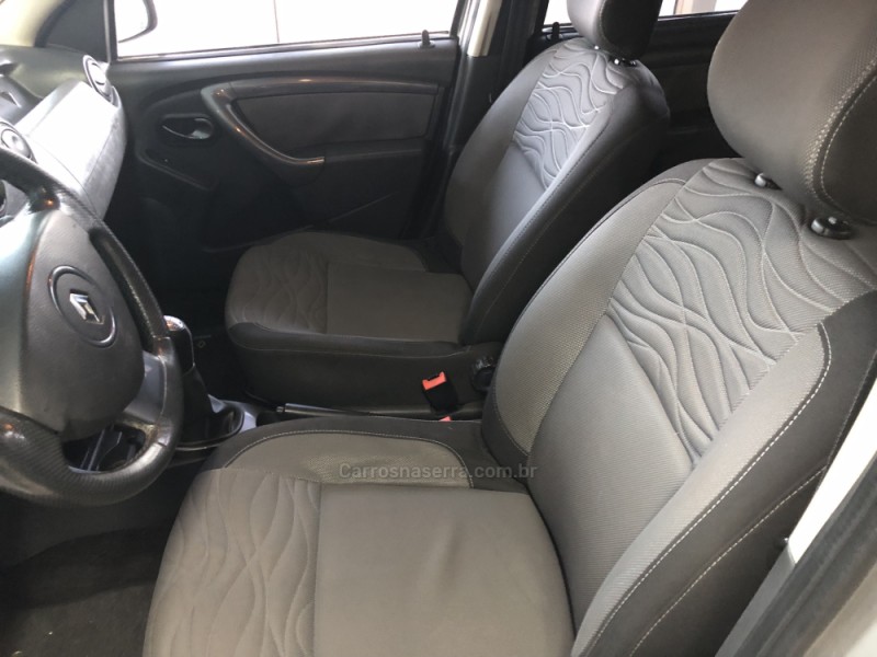 DUSTER RENAULT DUSTER 1.6 TECH ROAD DYNAMIQUE 4X2 16V FLEX 4P MANUAL - 2013 - FARROUPILHA