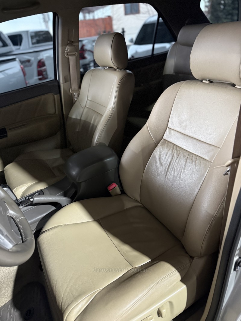 HILUX SW4 3.0 SRV 4X4 7 LUGARES 16V TURBO INTERCOOLER DIESEL 4P AUTOMÁTICO - 2012 - PAROBé