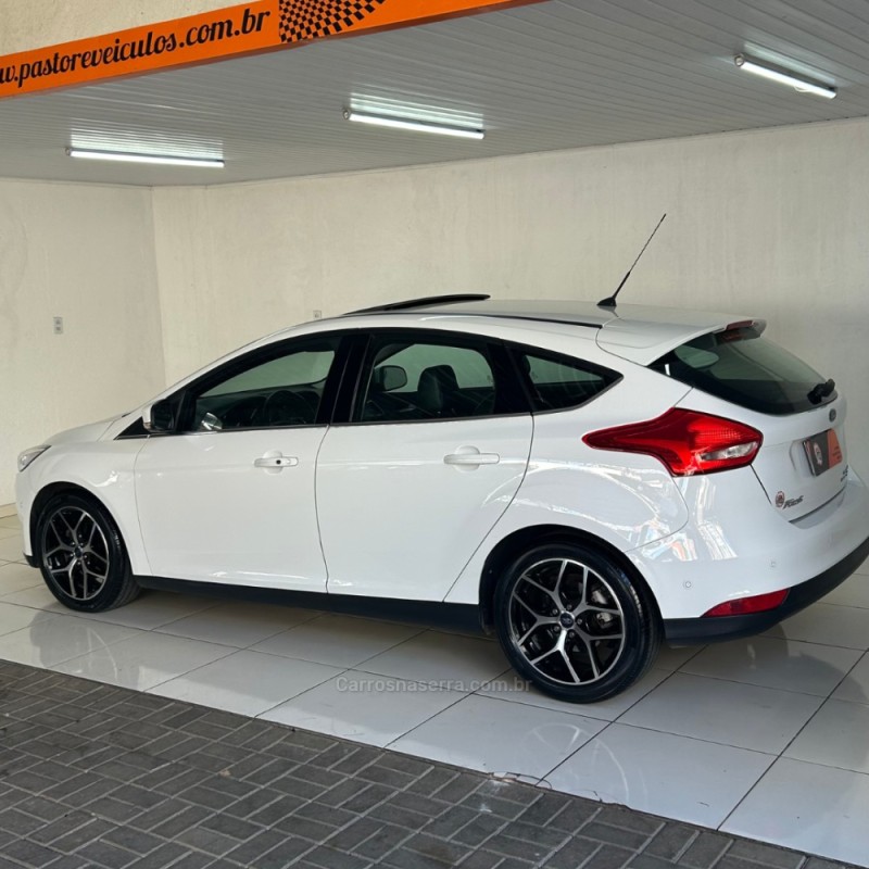 FOCUS 2.0 TITANIUM PLUS 16V FLEX 4P AUTOMÁTICO - 2016 - VACARIA
