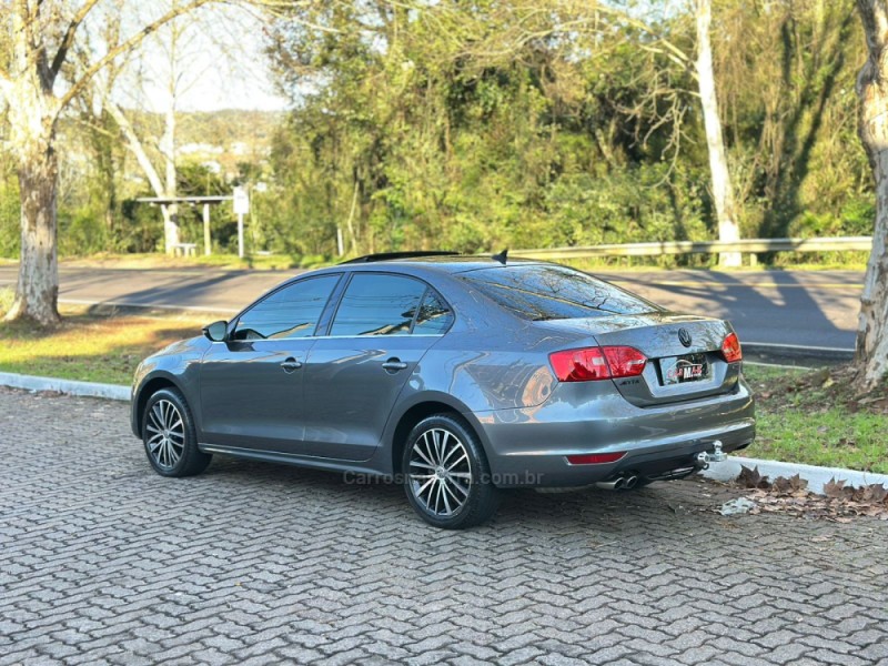 JETTA 2.0 TSI HIGHLINE 200CV GASOLINA 4P TIPTRONIC - 2013 - DOIS IRMãOS