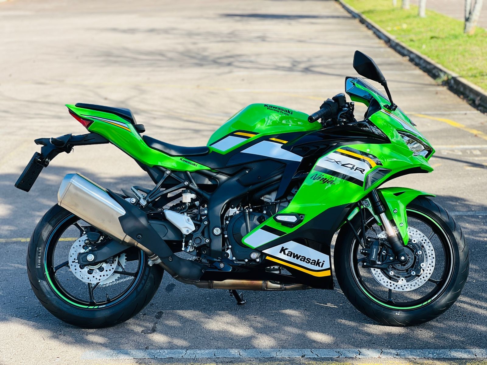 ０４４ KAWASAKI - NINJA ZX-4R - 2025/2025 - Verde - R$ 56.390,00