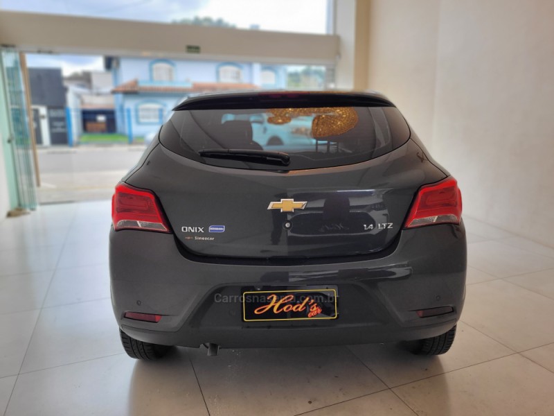 ONIX 1.4 MPFI LTZ 8V FLEX 4P MANUAL - 2018 - CANELA